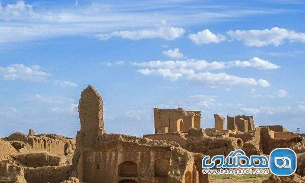 قلعه عمرانی گناباد مصداق سازگاری با طبیعت و جاذبه ای برای قلعه عمرانی گناباد مصداق سازگاری با طبیعت و جاذبه ای برای گردشگری است
