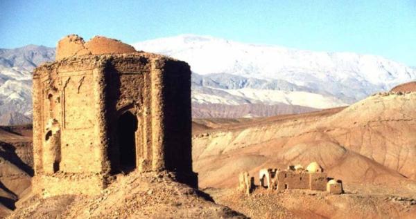 قلعه ساسان یا آرامگاه بزرگ در کجا قرار دارد؟ قلعه ساسان یا آرامگاه بزرگ در کجا قرار گرفته است؟